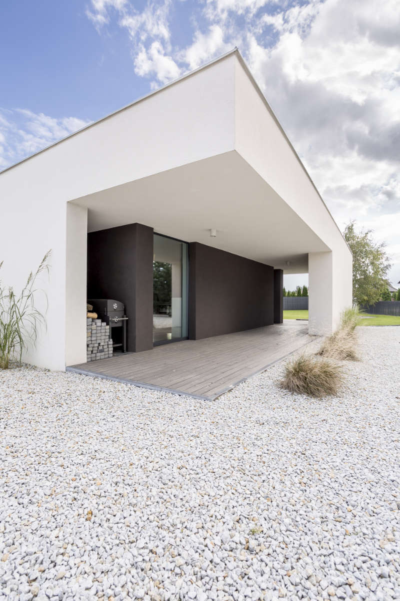 backyard-of-modern-house-PF2V8PS.jpg
