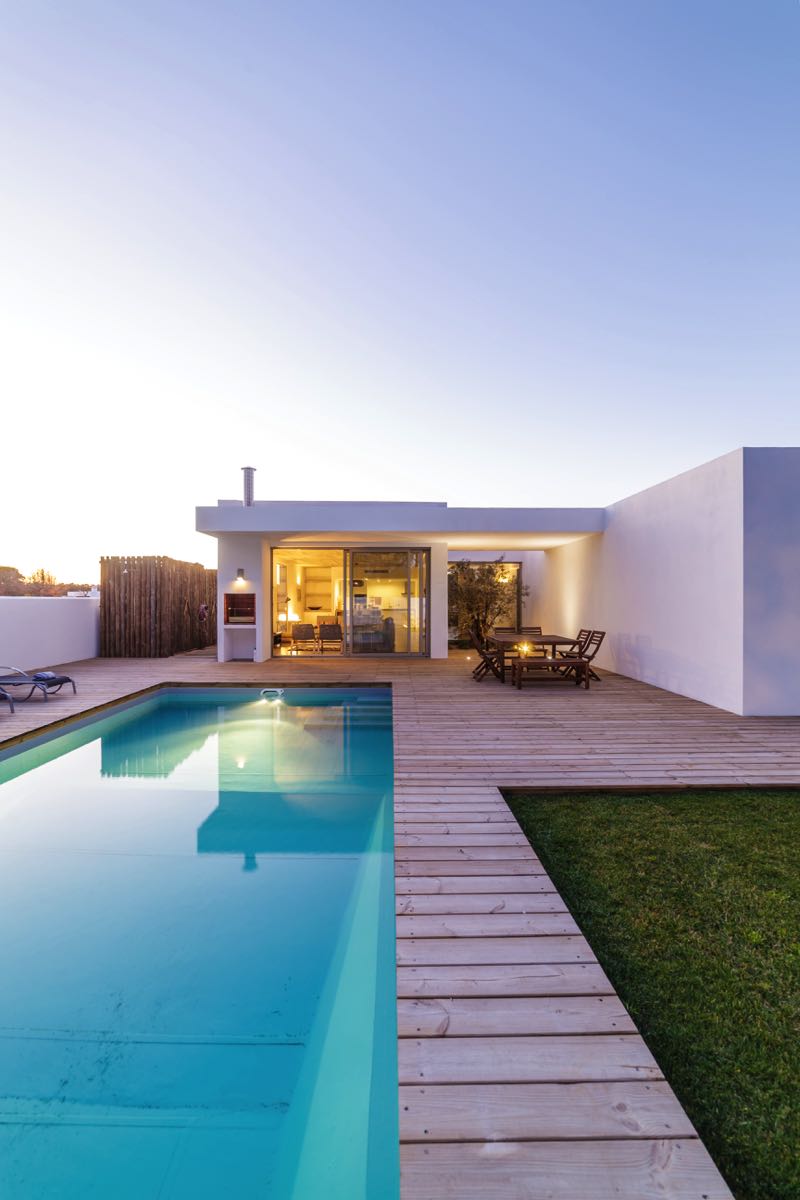 modern-house-with-garden-swimming-pool-and-wooden-P7NVS7C.jpg